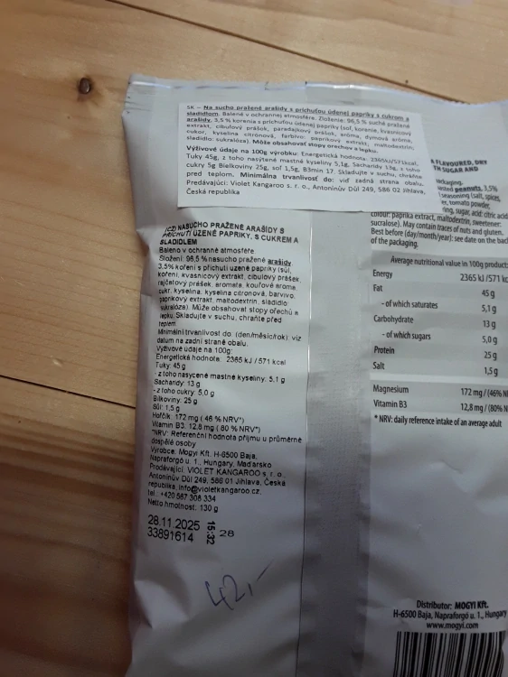 Na sucho pražené arašídy s příchutí uzené papriky,  s cukrem a sladidlem