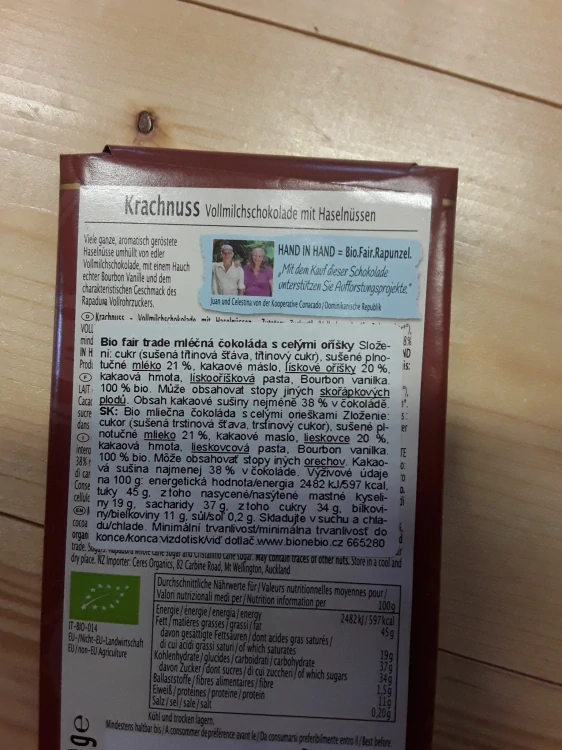 Bio fair trade mléčná čokoláda s celými ořechy