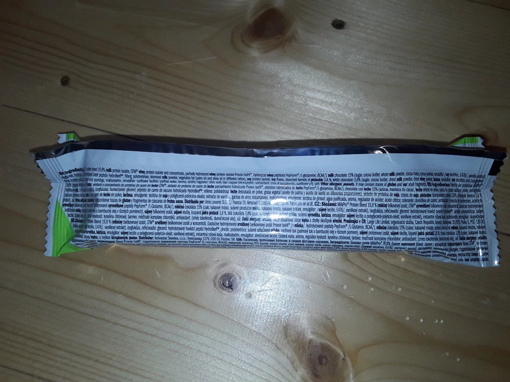 Proteinová tyčinka s min. 25% bílkovin, pistácie a karamel