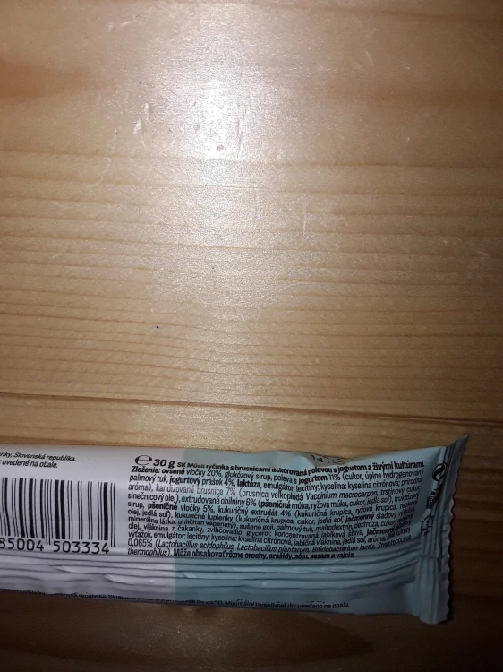 Müsli tyčinka s brusinkami a jogurtovou polevou