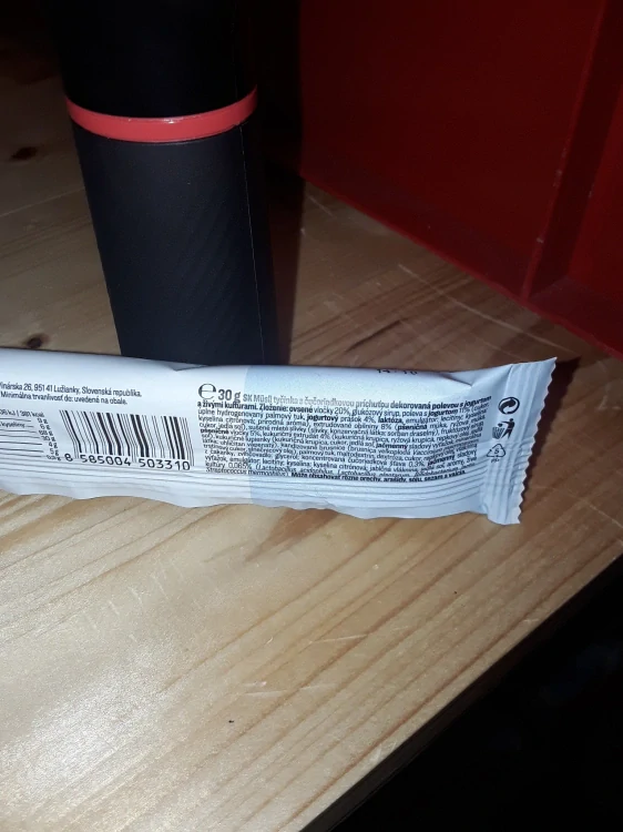 Müsli tyčinka s borůvkovou příchutí a jogurtovou polevou