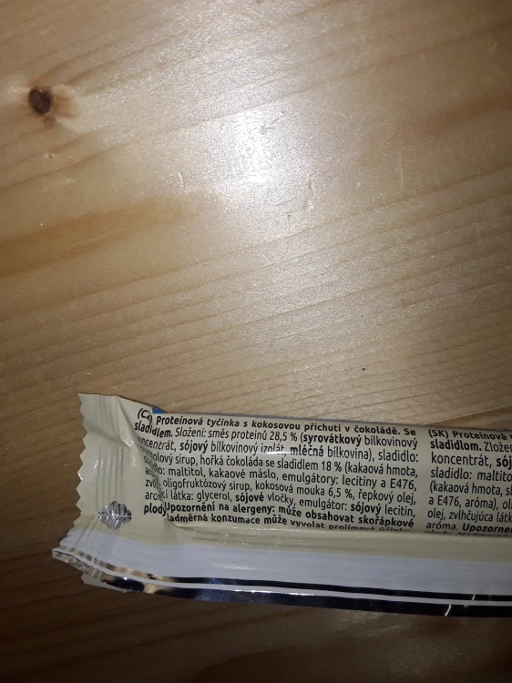 Proteinová tyčinka s kokosovou příchutí v čokoládě