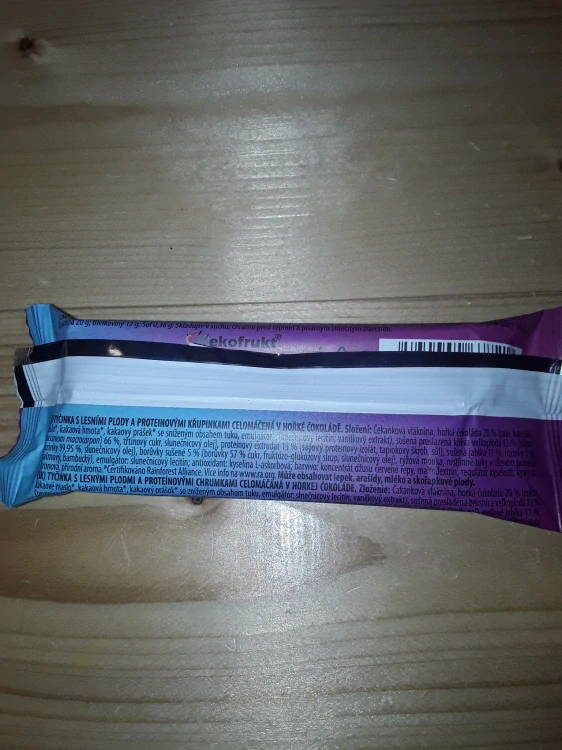 Tyčinka s lesními plody a proteinovými křupinkami celomáčená v hořké čokoládě