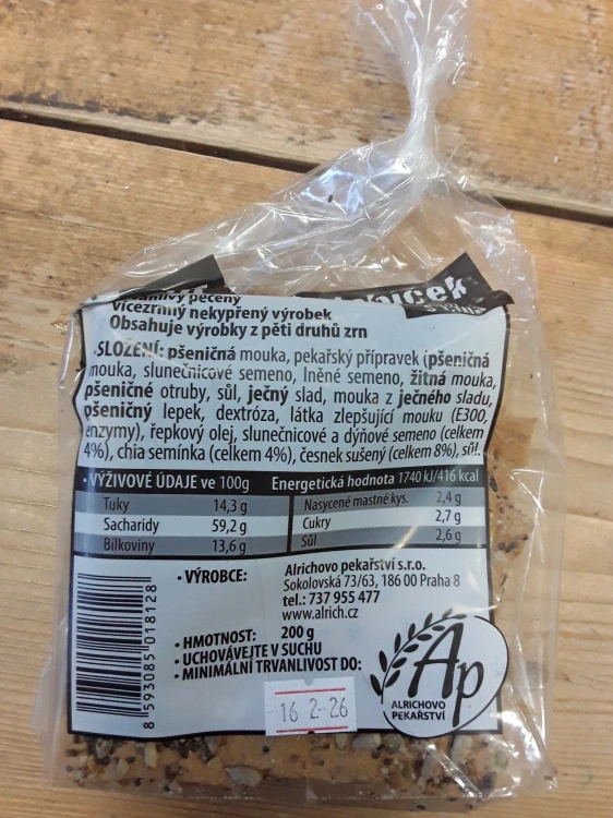 Křupavý chlebík s chia a česnekem