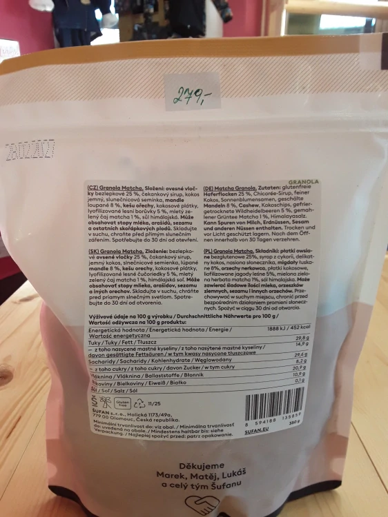 Granola matcha s lyofilizovanými borůvkami
