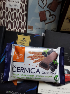 Celozrnné sušenky s ostružinovou náplní