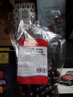 Kávové zrnko v hořké čokoládě