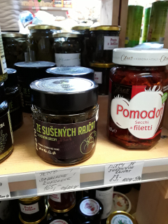 Pesto ze sušených rajčat s vlašskými ořechy