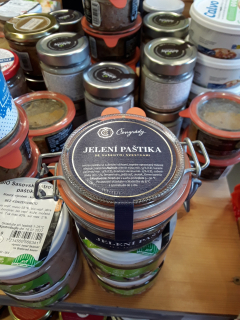 Jelení paštika se sušenými švestkami